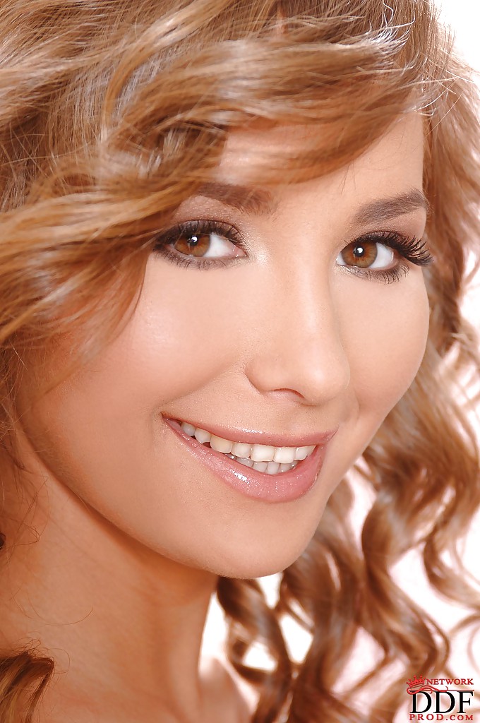 जेसिका लक्स: मुस्कुराती हुई यूरोपीय क्यूटी अपने छोटे curves उजागर करती है