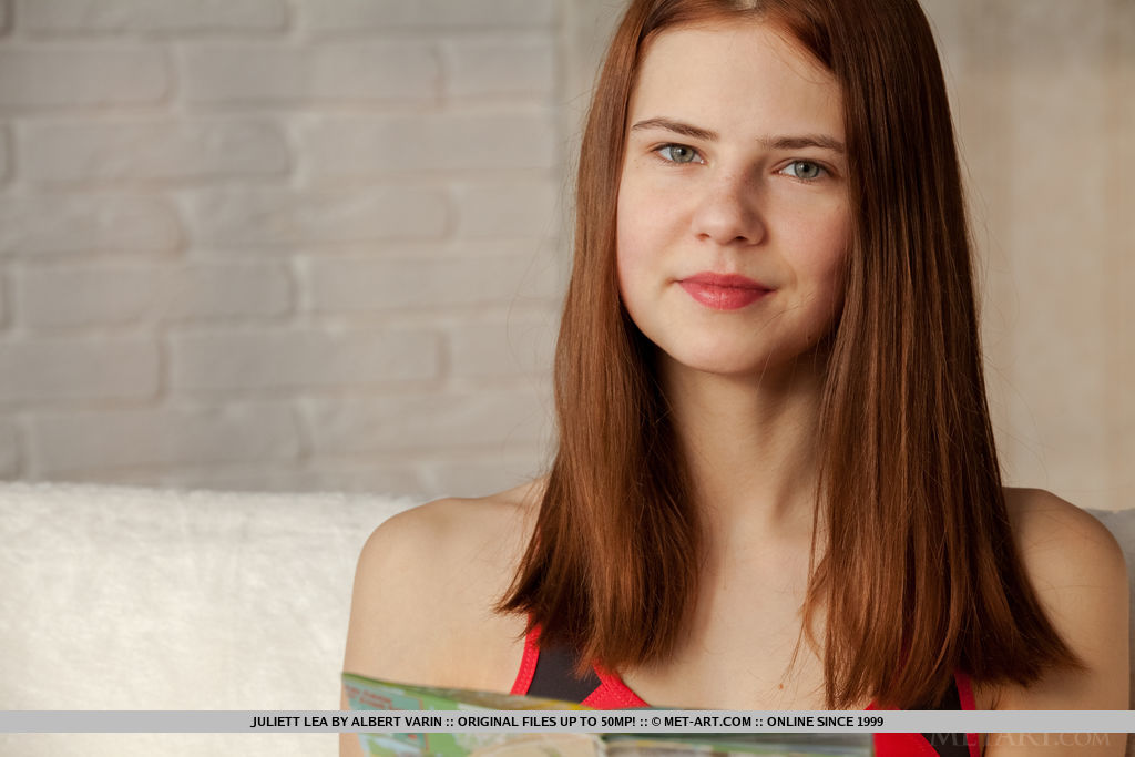 Jeune Femme Rousse Juliett Lea Adopte Des Poses Confiantes