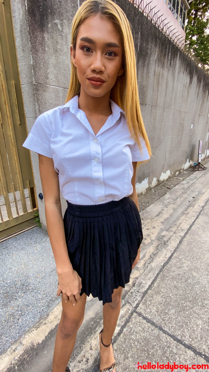 شيميل آسيوي ساخن يغازل في ملابس مثيرة ويقدم مص من وجهة نظر الشخص