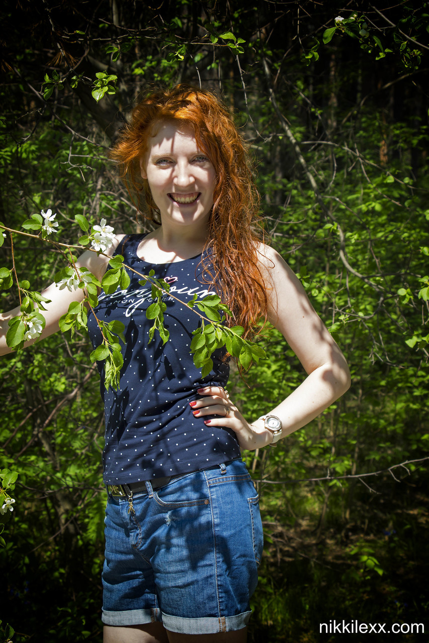 Amateur Milf Pelirroja Nikki Lexx Enseña Las Tetas Grandes Al Aire Libre