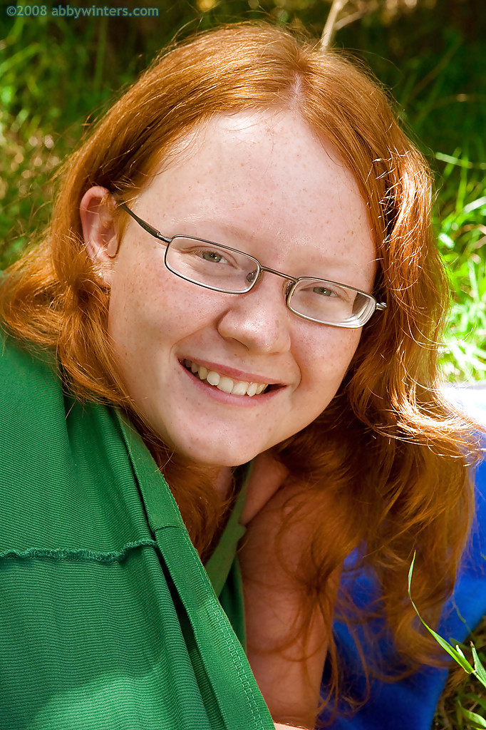 चश्मे वाली लाल बालों वाली लड़की खुले में कपड़े उतारती है और योनि फैलाती है