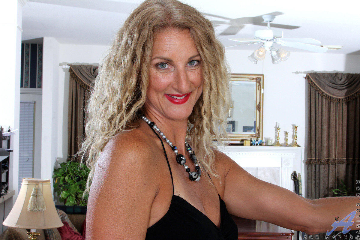 Zoe Marks, Milf Loira Americana, Libera Linhas De Bronze Do Vestido Preto