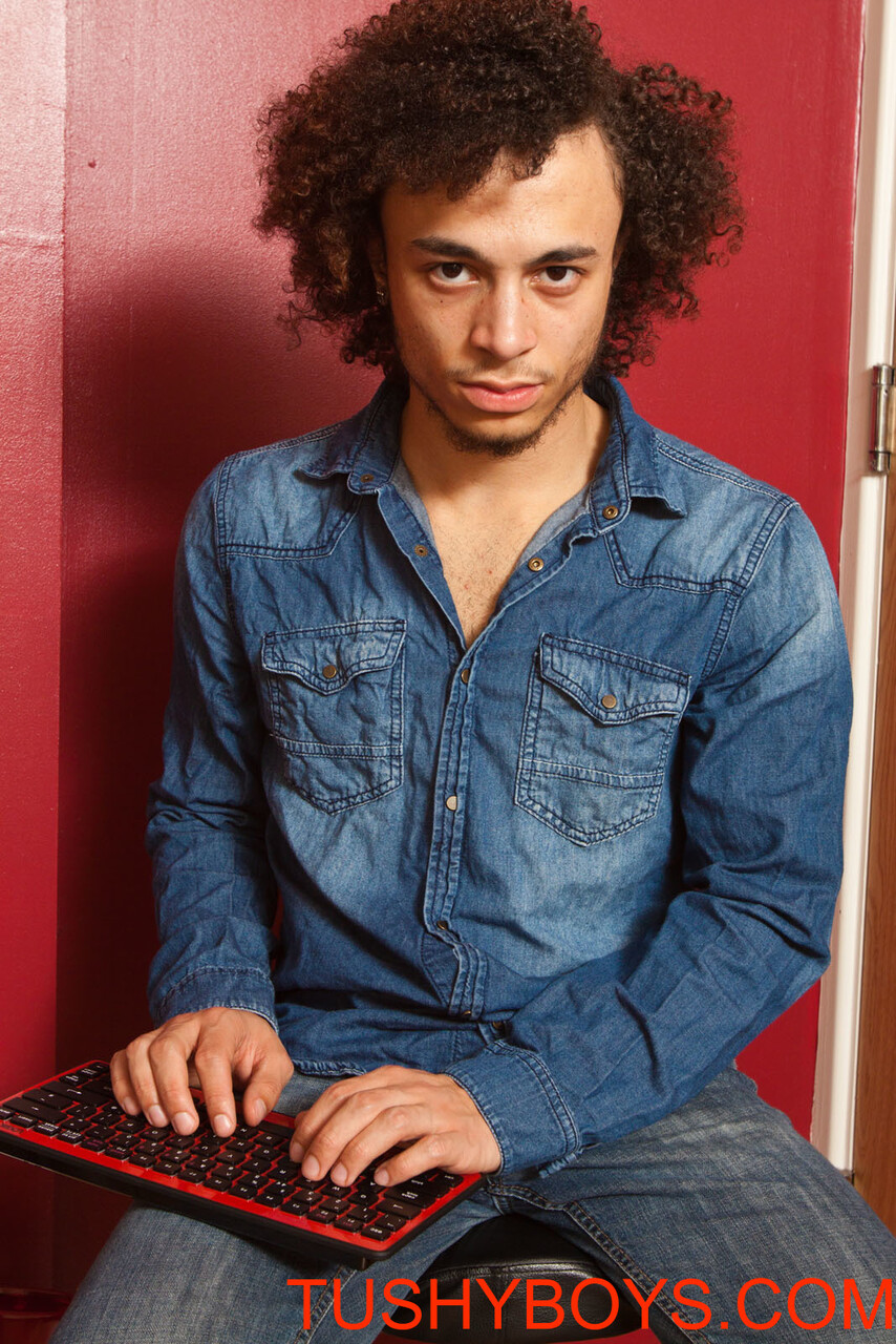 شاب مثلي صغير الجسم شعره مجنون يكشف عن زبه