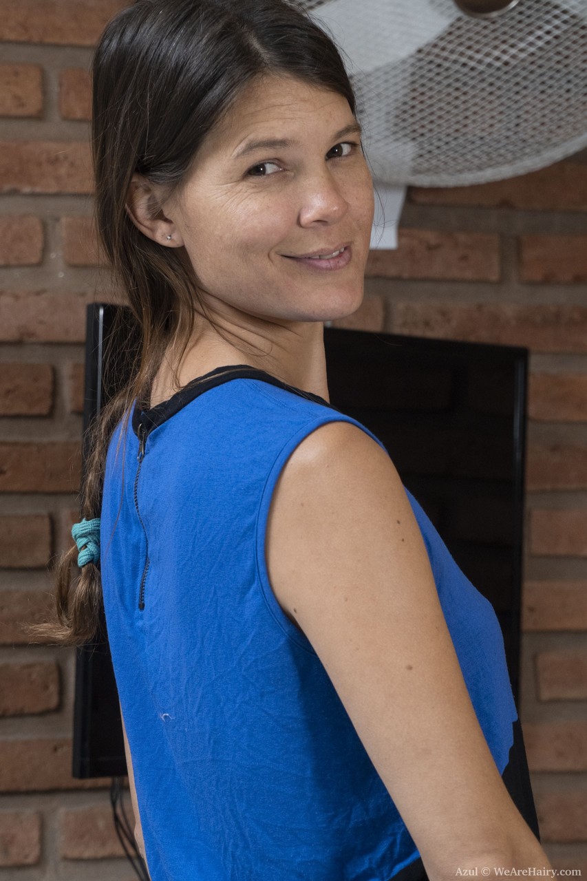 सेक्सी अमेरिकन आज़ुल पैंट उतारकर लकड़ी की मेज़ पर बालों वाली योनि फैलाती है