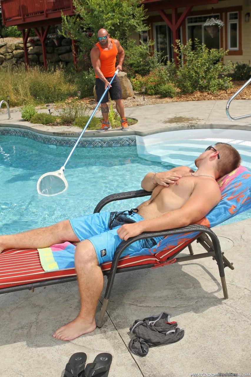 筋肉質なゲイ恋人マルコ・ルボーとマックス・シェバリエがプールで激しくセックス