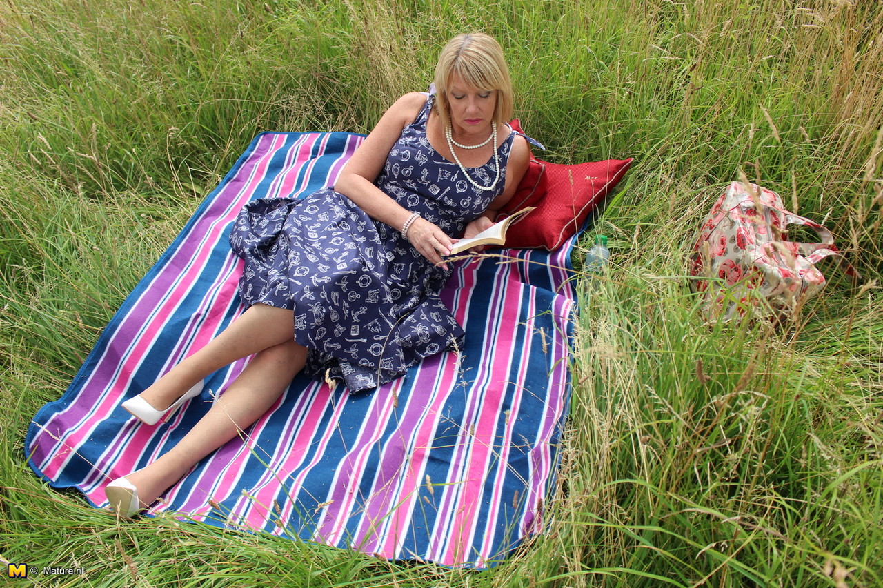 Reife Britin Doggystyle Auf Einer Decke Im Heufeld Gefickt