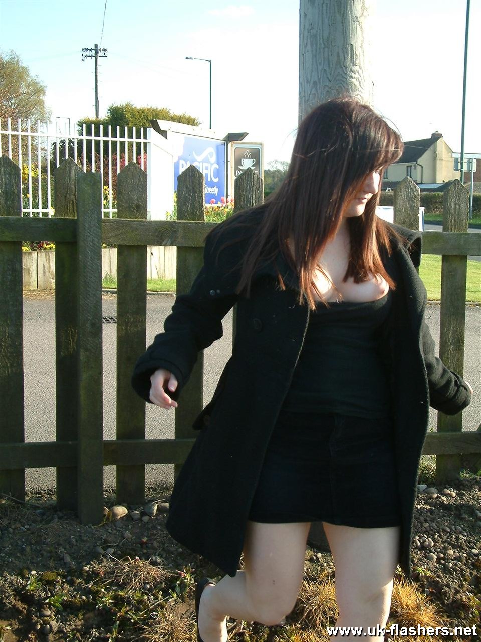 豐滿的業餘棕髮女子在公共場所脫光