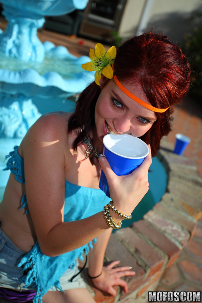 Chicas Adolescentes Jessie Y Cindy Desnudándose En Una Fiesta Al Aire Libre