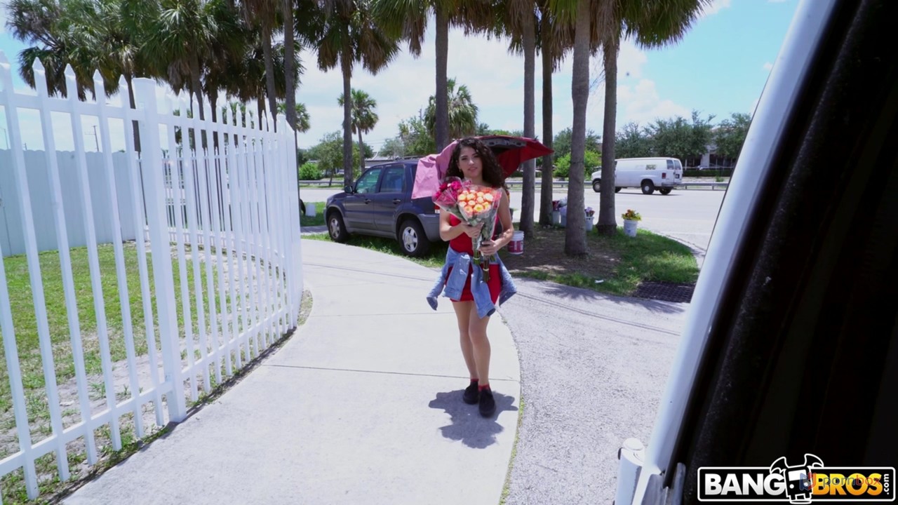 لاتينا جابرييلا تكشف عن ثدييها الكبيرين لشخص غريب وتركب قضيبه الهائلة