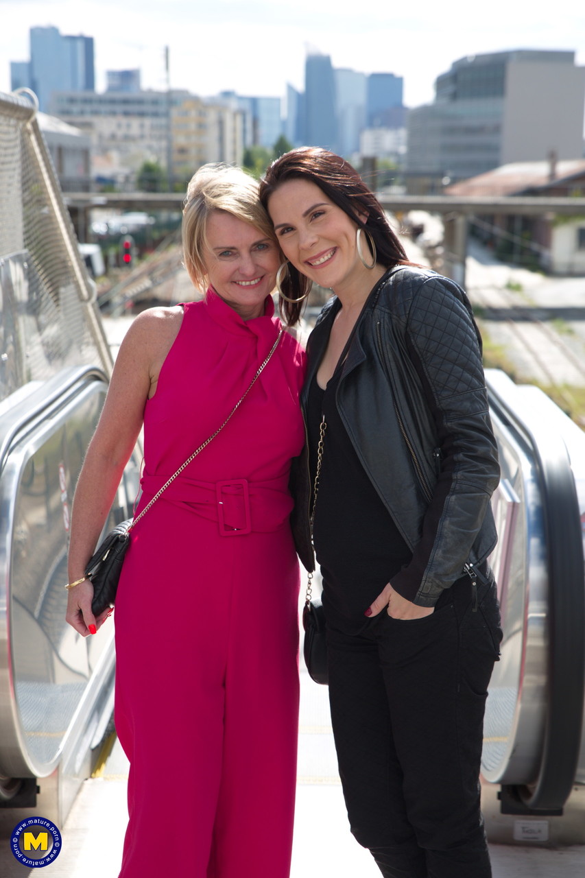 السحاقيات الناضجات الهوايات يستمتعن بالجنس بعد يوم في المدينة الكبرى