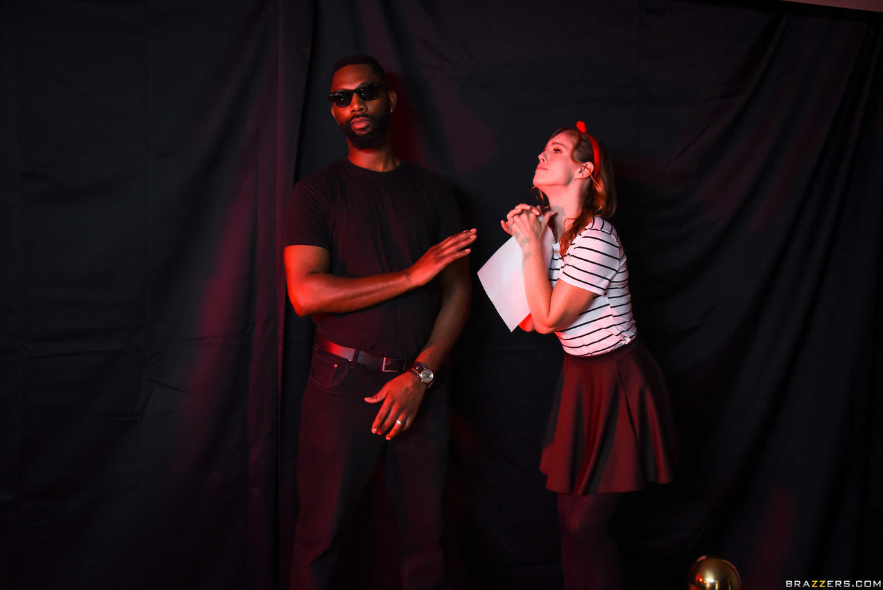 Morena Gata Ella Nova Recebe Um Hardcore No Cu E Gozo Na Cara