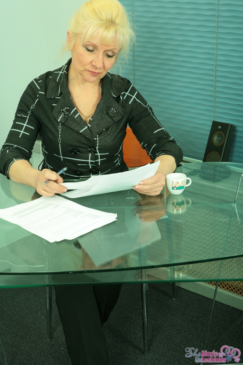 सेक्सी सुनहरे बालों वाली दादी ने कामुक समलैंगिक किशोरियों क्रिस्टीना मिरा को त्रिगुट सिखाया