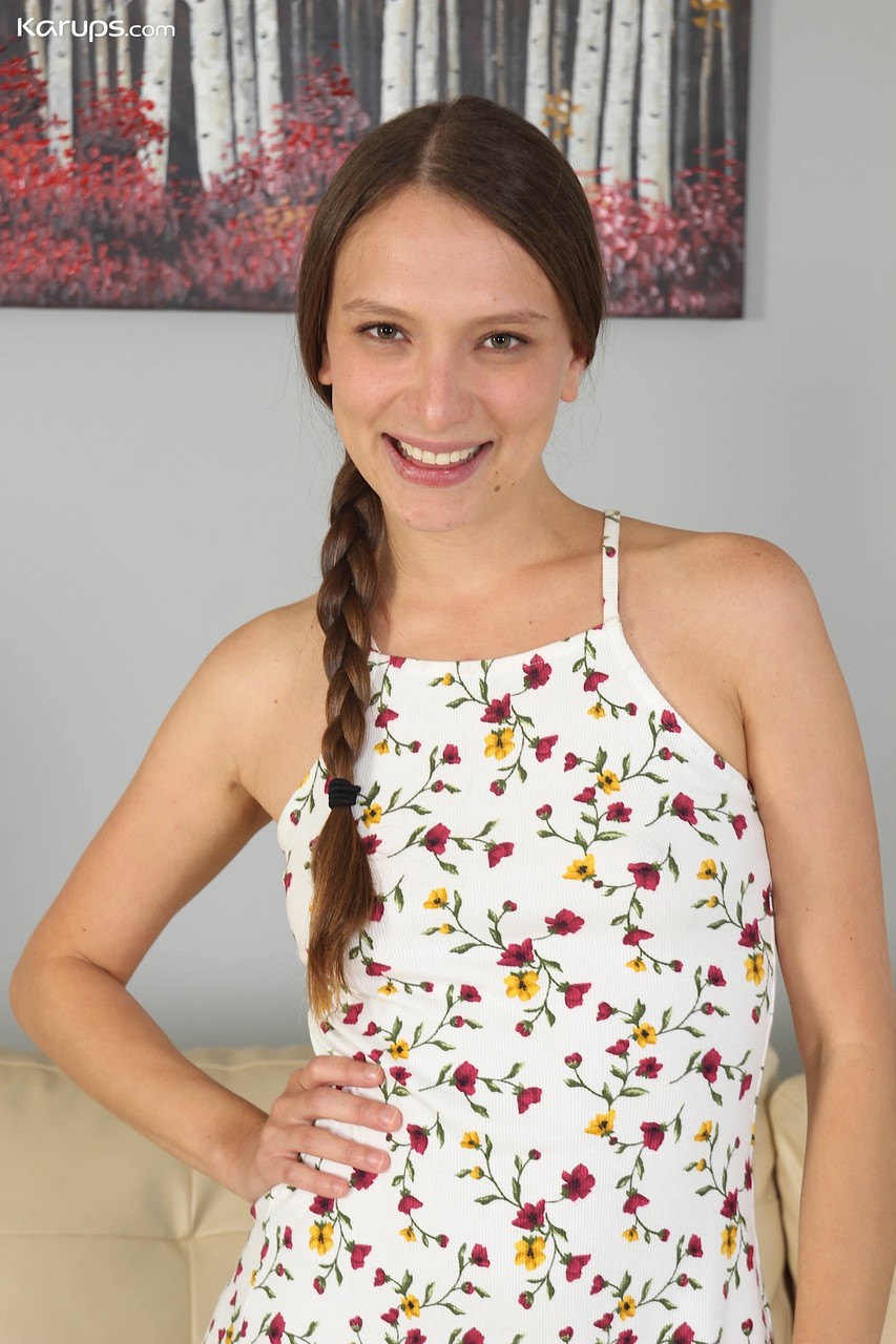 Маленькая Подростковая Любительница Izzy Lush Показывает Маленькие Сиси И Волосатую Пизду