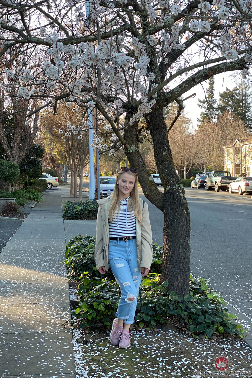 小巧的巴黎白色少女近距离展示肛门和阴道