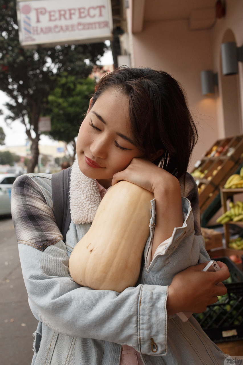 साकी किशिमा ने सार्वजनिक रूप से स्तन और चूतड़ दिखाए