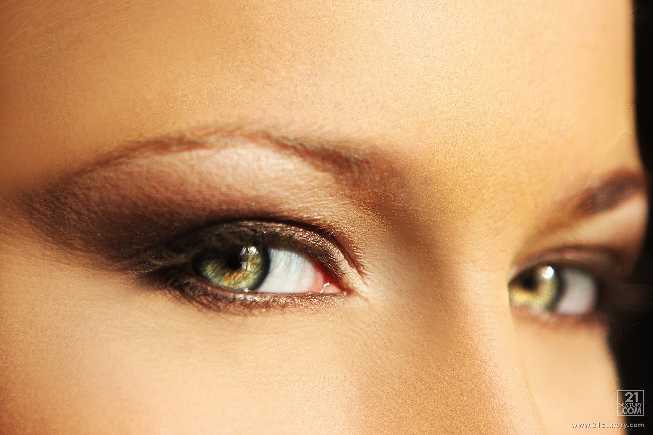 Superestrela Milf Tcheca Kathia Nobili Mostra Seios Naturais No Jardim