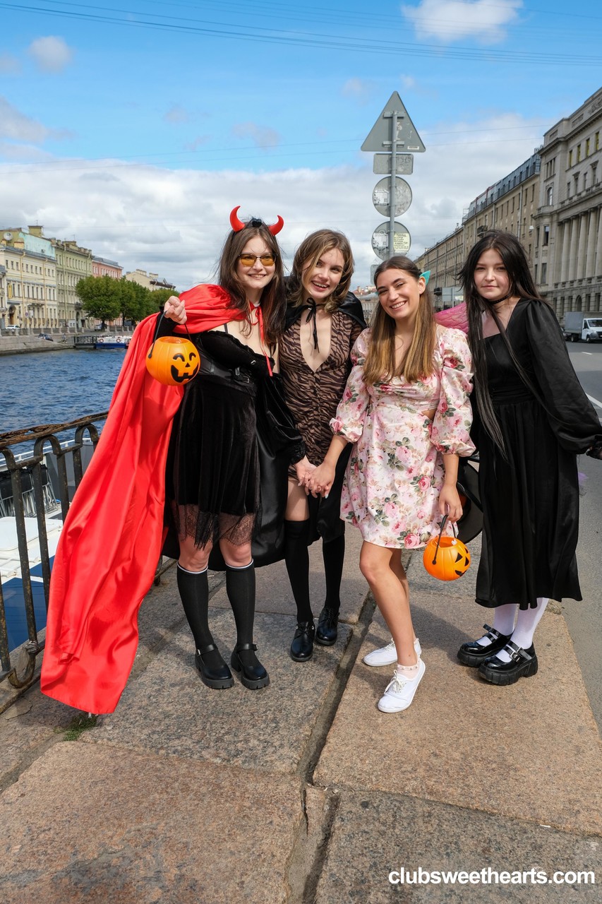 俏皮的青少年在万圣节狂欢女同性恋狂欢