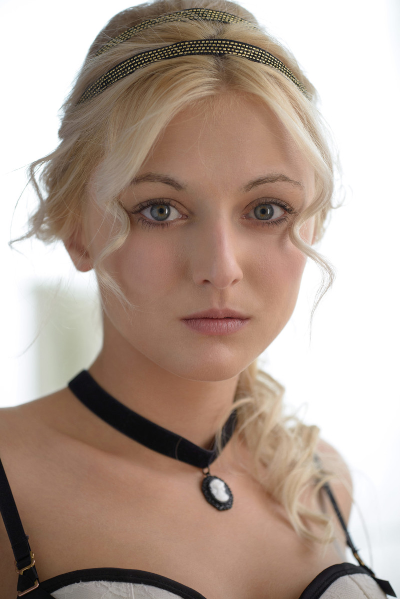 الشقراء الجميلة كيم بملابس داخلية مثيرة تأخذ قضيب صديقها الصلب من الخلف