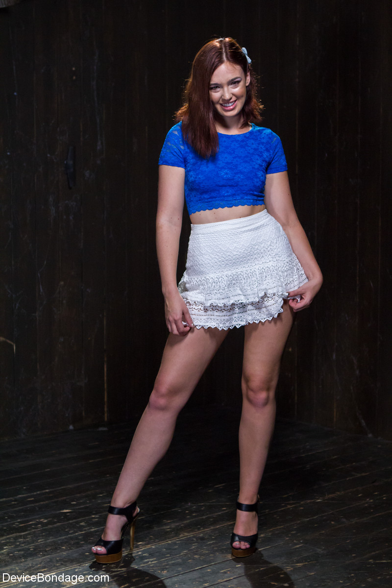 Entzückende Brünette Jodi Taylor Gefesselt Und Erniedrigt Auf BDSM Tisch