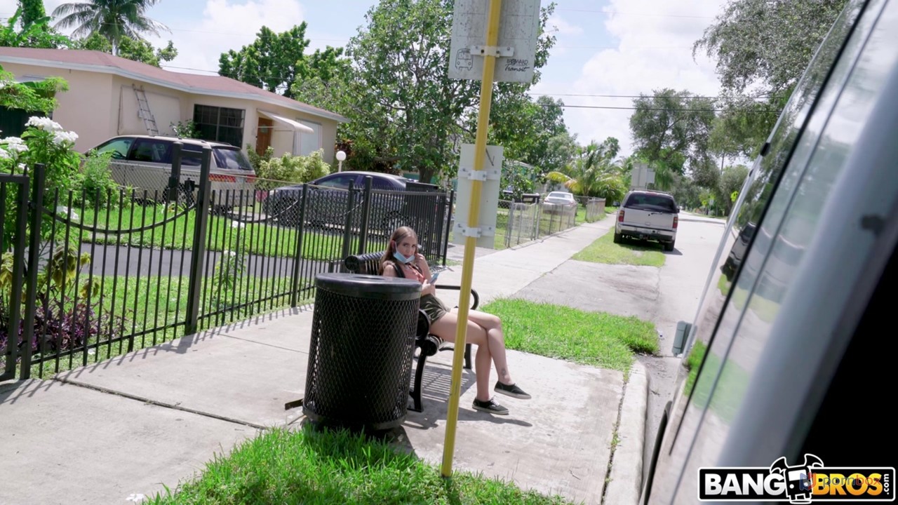 المراهقة الجميلة بيلي القاعدة تكشف عن الصدر وتفتح الساقين للقضيب في الفان