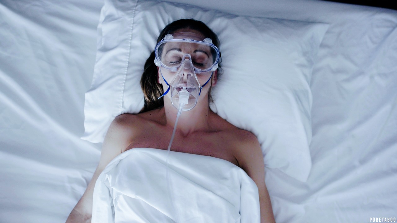 性感なミルフシャリー・デヴィルが現実から逃れる間、自慰する