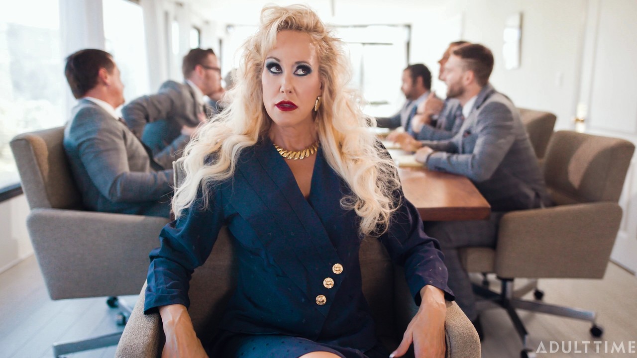 العاملتان في المكتب مثليتان ريغان فوكس وبراندي لوف تتعرّيان للجماع في العمل