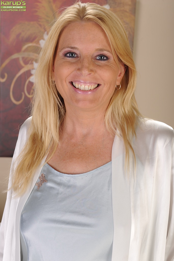 天空马丁，成熟的女人拥有大奶子，脱掉紧身内裤