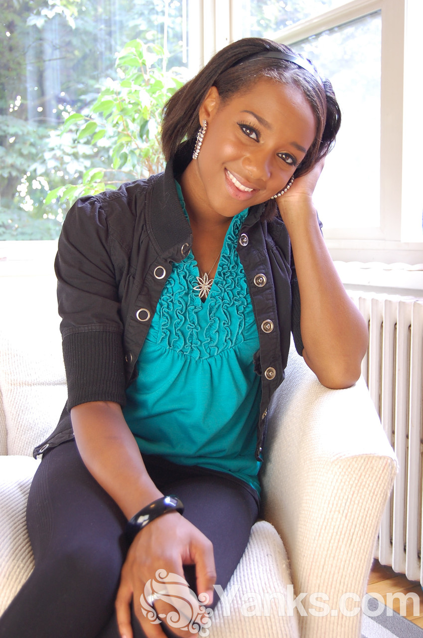 黑人新手琪琪B脱光后用手指自慰