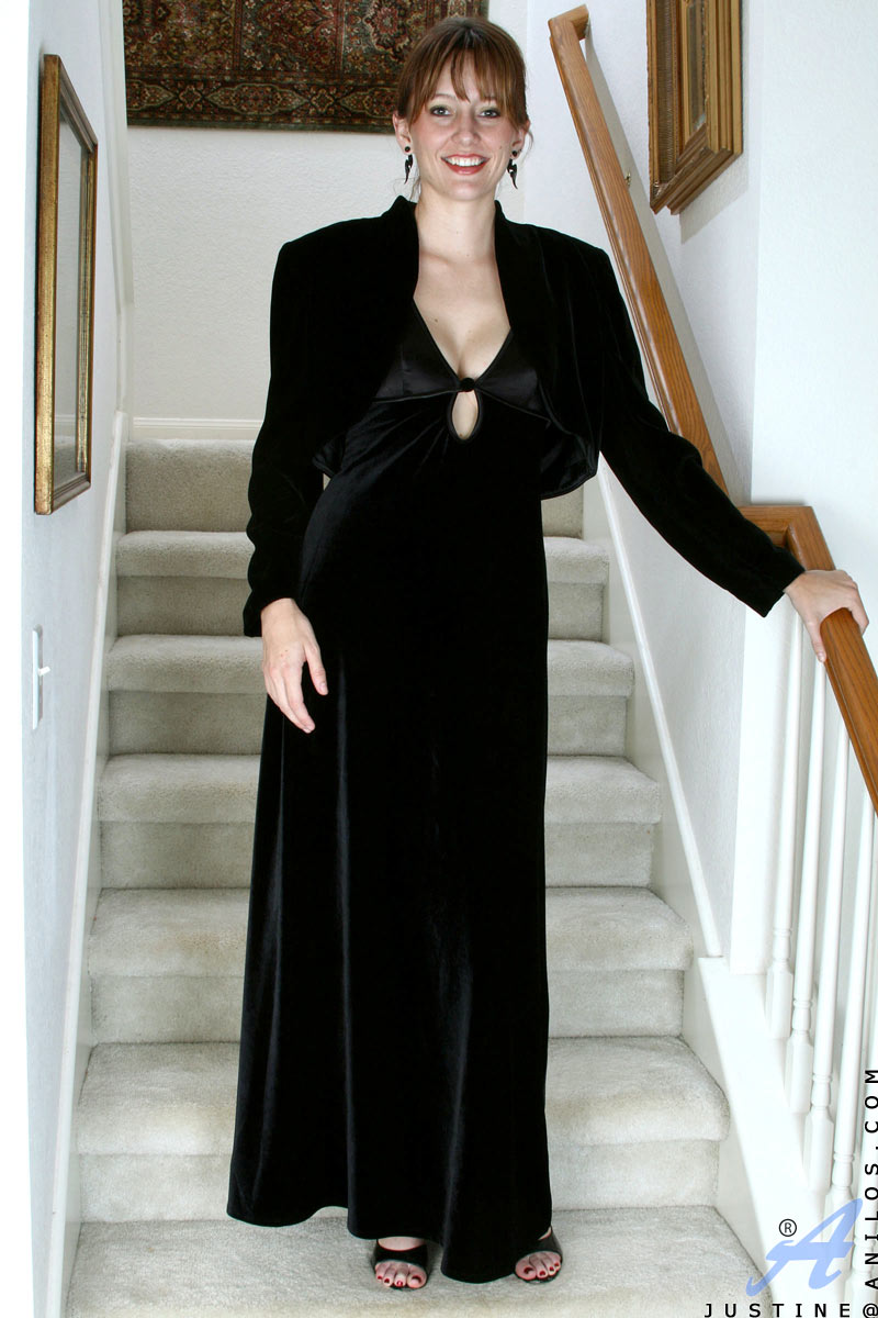 ミルフィーは階段での露出の後、広く開いた股を広げる