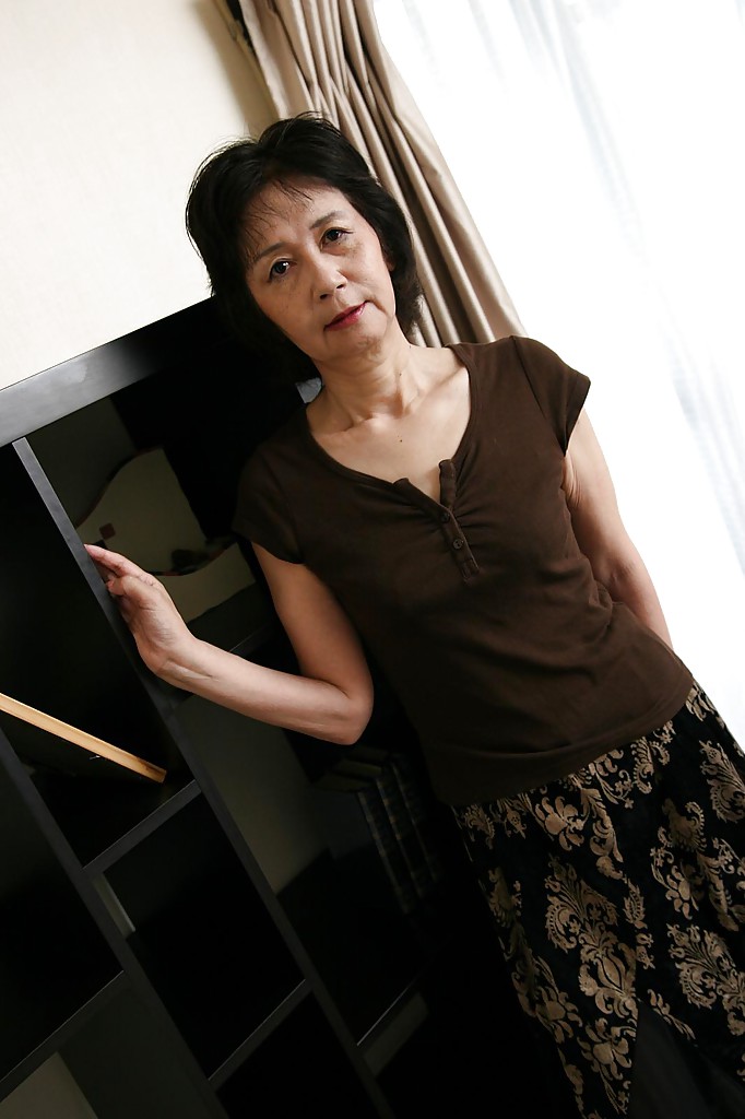 Asiatische Milf Michiyo Fukumoto Zeigt Kleine Titten Und Haaren Vagina