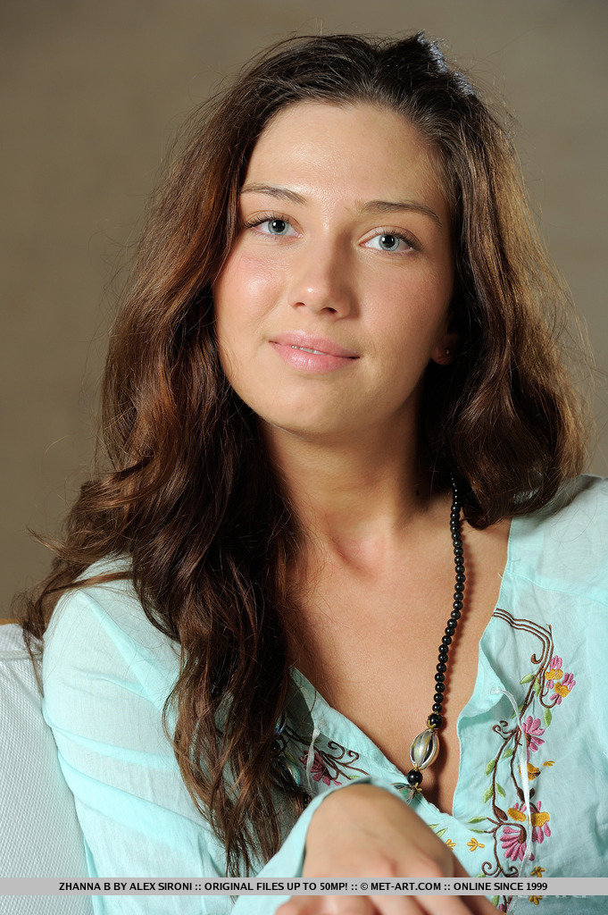 توسع Zhanna B على كسر فرج عاري وتفتخر بزاد أوروبي عاري