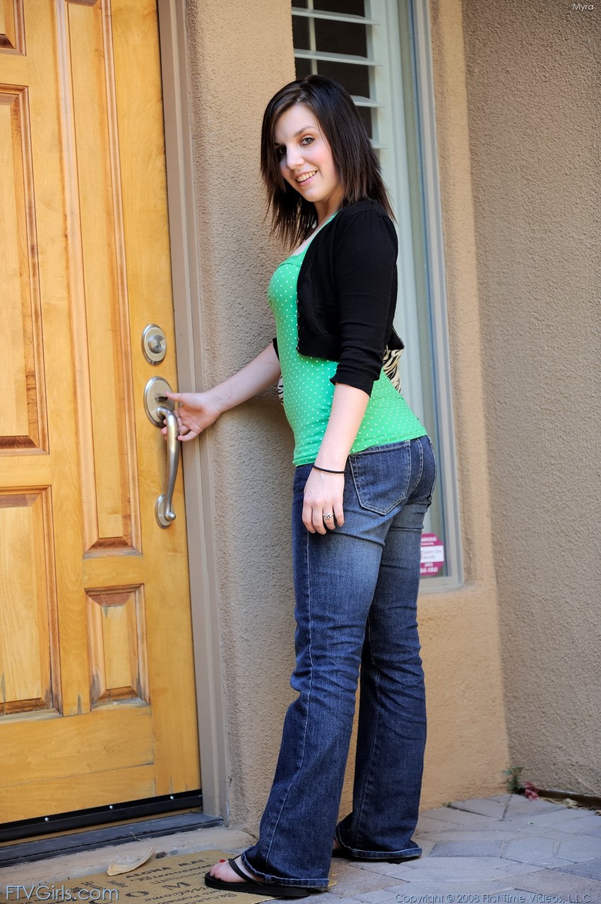 प्यारी छोटी शौकिया मायरा ने अकेले में गर्म चूचियाँ और शानदार चूतड़ दिखाए