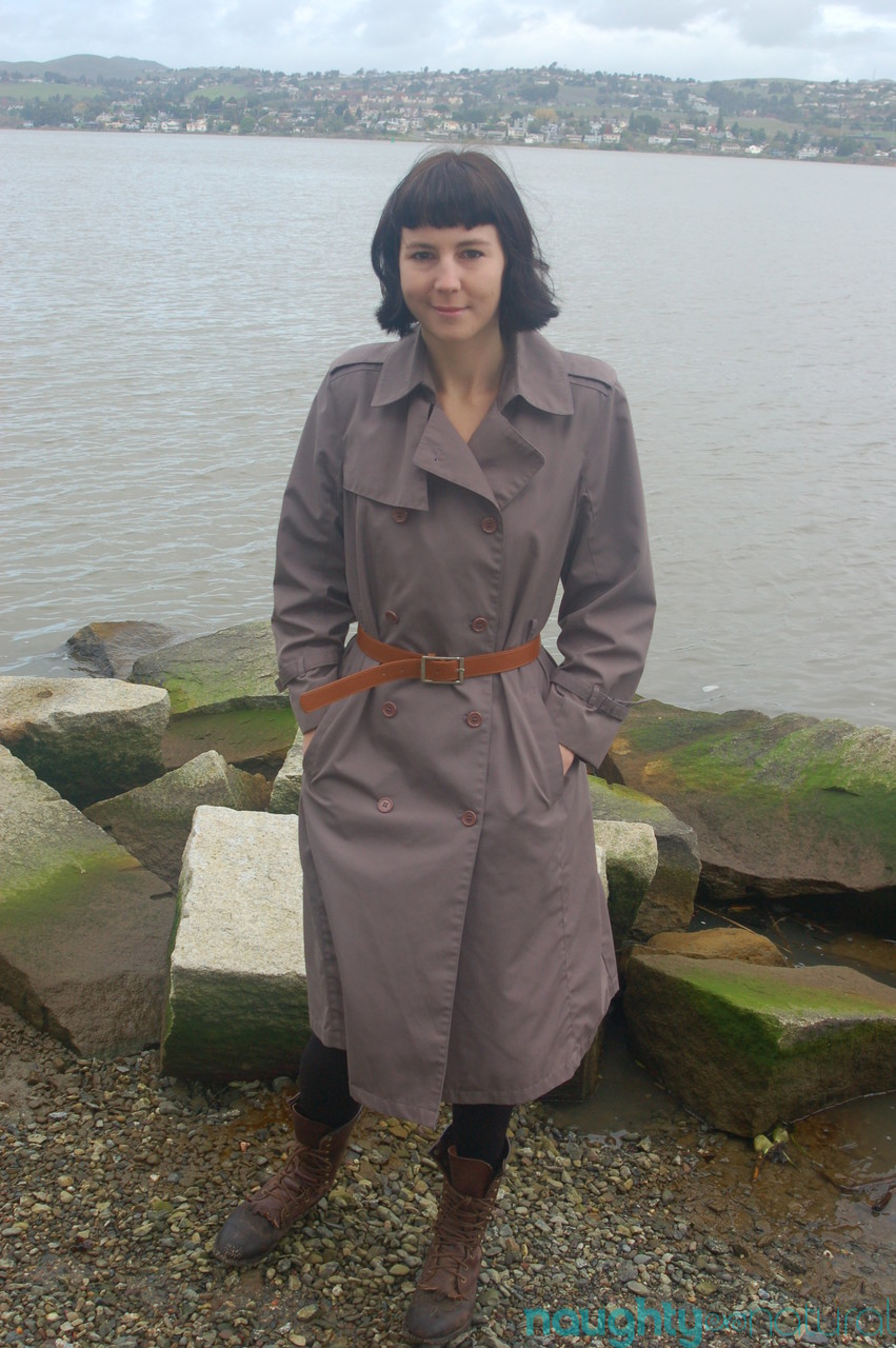 लंबी अमेरिकी शौकिया कोरल आॅर्टा पानी के पास बालों भरी चूत को नंगा करके मलती है