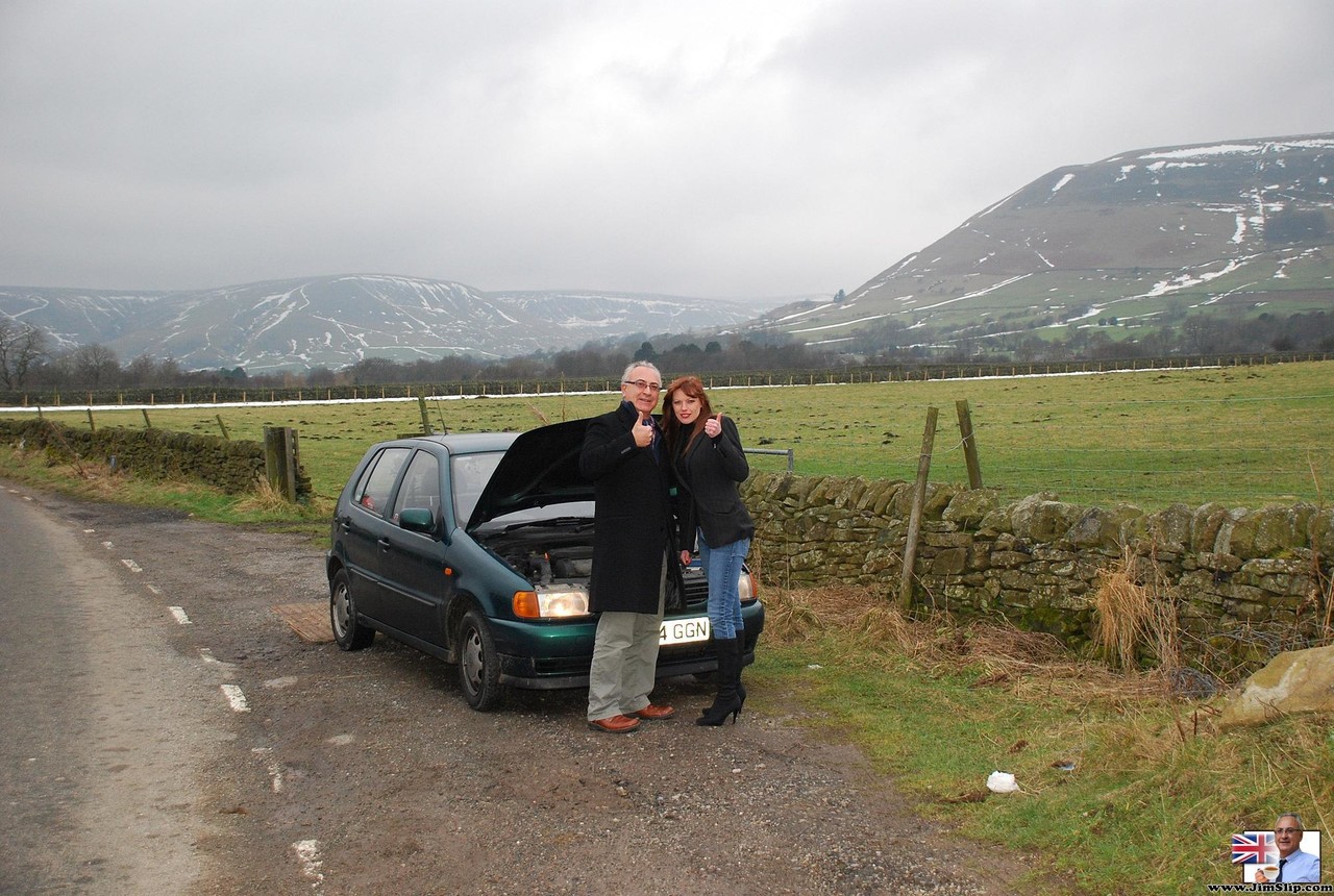 ميلف هولي كس تُظهر ثدييها الكبيرين في الجنس العنيف مع رجل عجوز