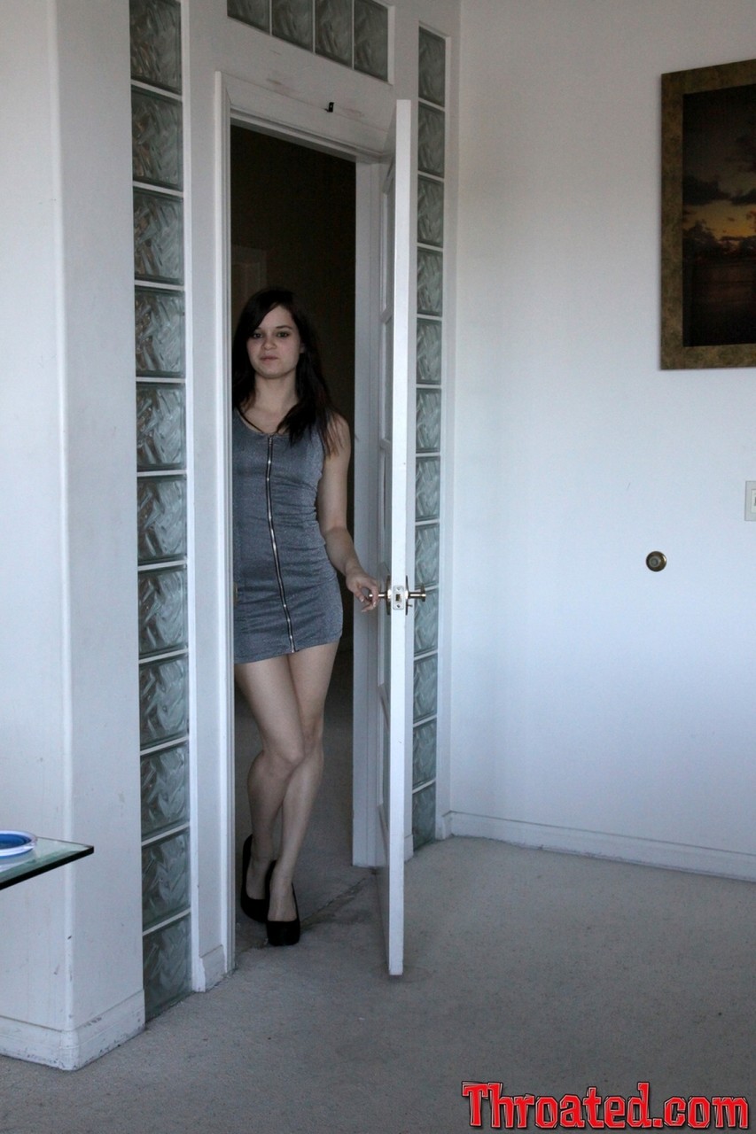 Estrela De Cabelo Escuro Do Porno Jenna J Ross Tira A Roupa E Faz Um Boquete Profundo