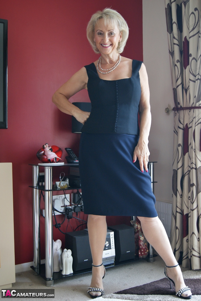 Erwachsene Sugarbabe Bläst Große Hängende Brüste Und Masturbiert Nachdem Sie Ein Sexiges Kleid Abgelegt Hat