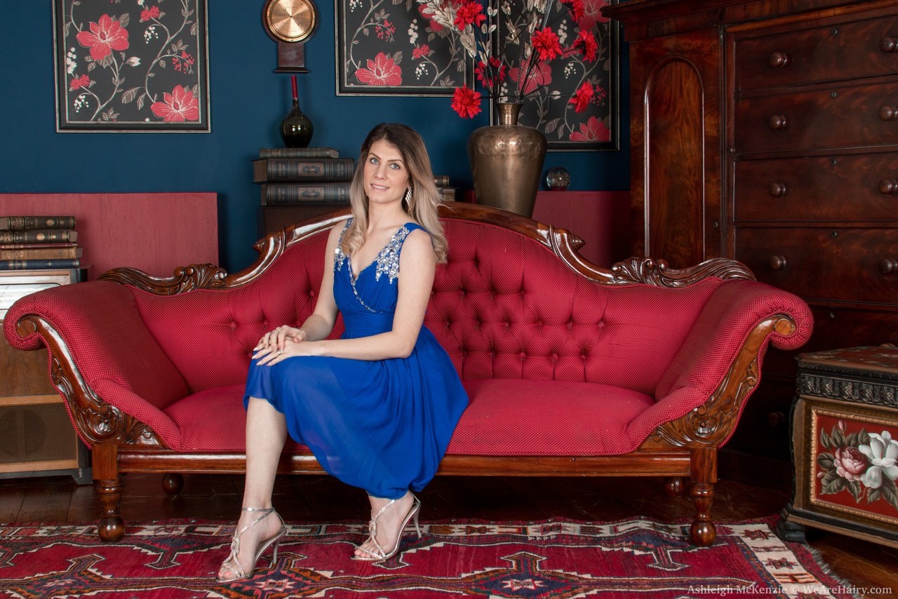 अशलेइघ मैकेंजी, पहली बार, सोफे पर अपनी बालों वाली योनि को खींचती है