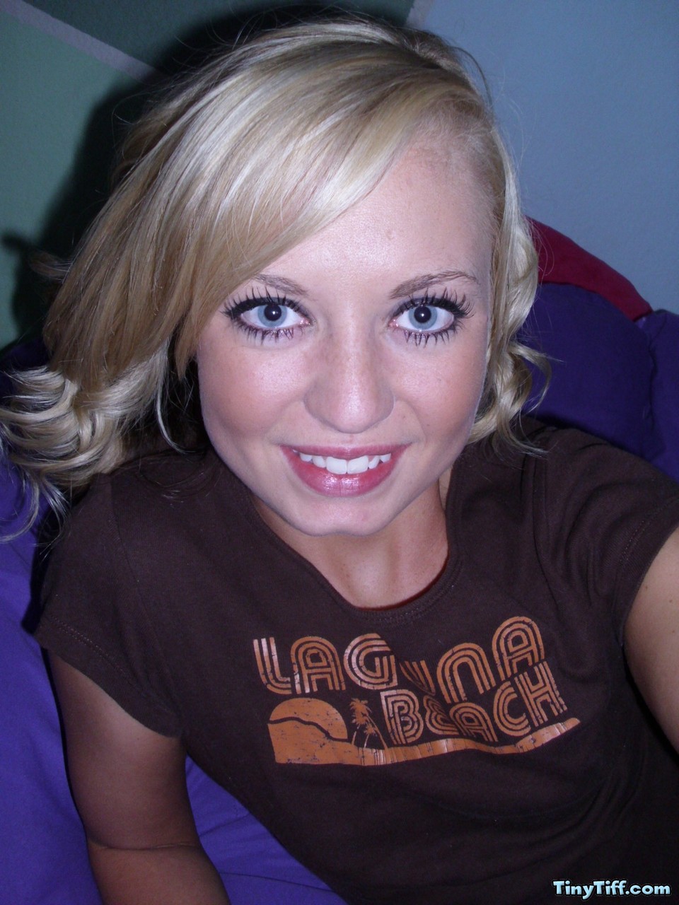 業餘淫蕩金髮小蒂芙自拍她濕潤的蜜穴