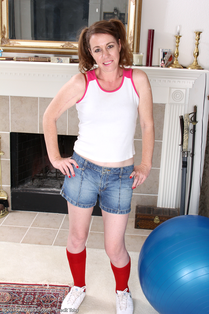 莫莉·戈莉，30 多岁女子，脱光光时露出小奶子