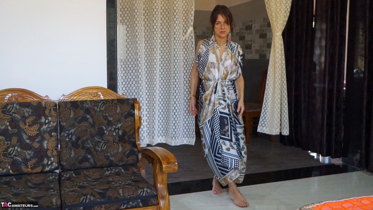 Diana Ananta Libera Seios Naturais Do Biquíni Vermelho