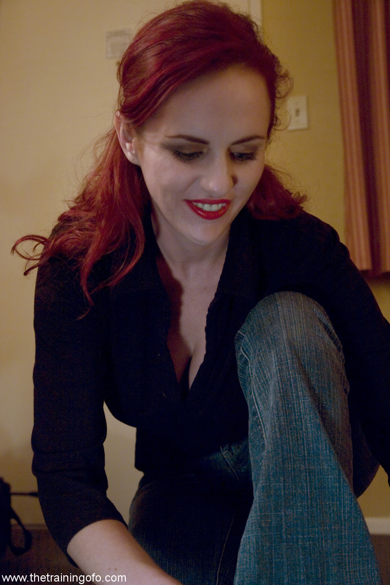 Сильный Парень Получает Минет От Пышной Рыжеволосой Клэр Адамс