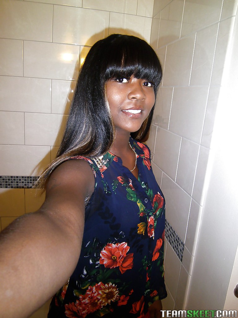 فتاة إبونية مرحة تكشف عن مفاتنها وتلتقط صورًا ذاتية