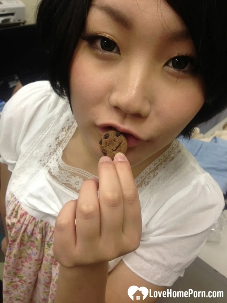 Secretaria Asiática Abre Las Piernas Para Follar Su Pelo