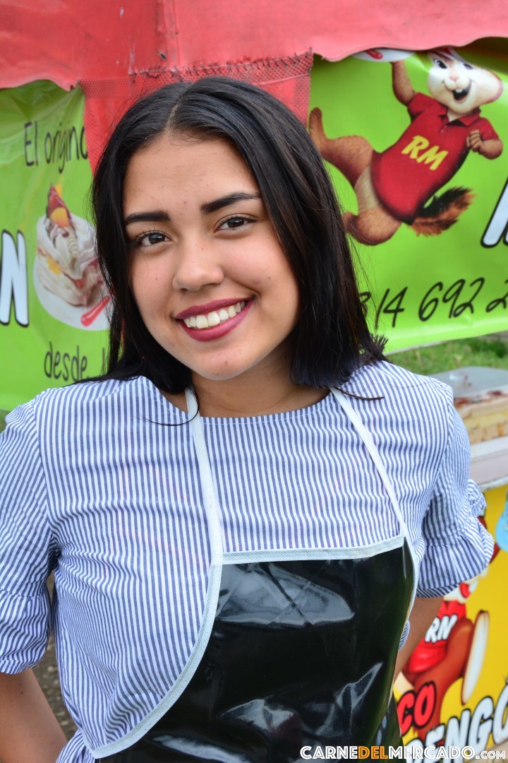 निचले नीले जींस में लैटिन किशोरी आदमी को लुभाती है