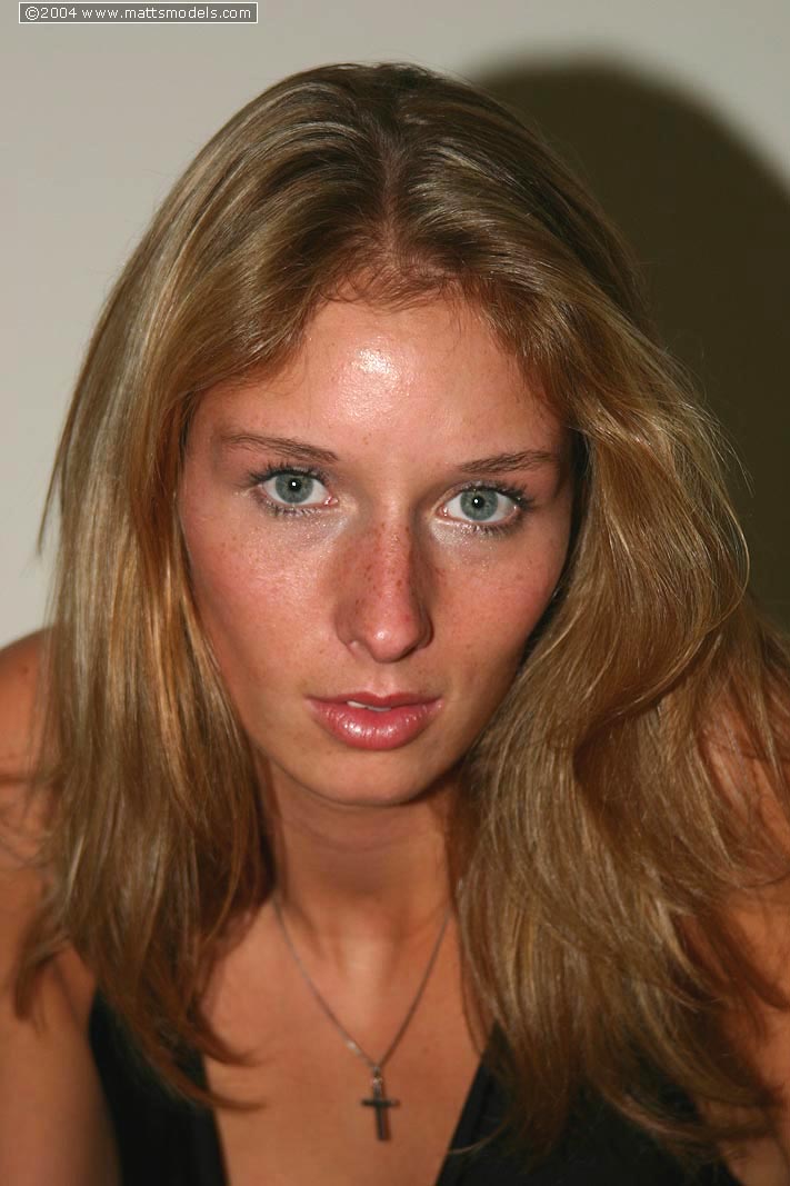 Sara Nua Tira O Vestido Preto E A Roupa Interior De Renda