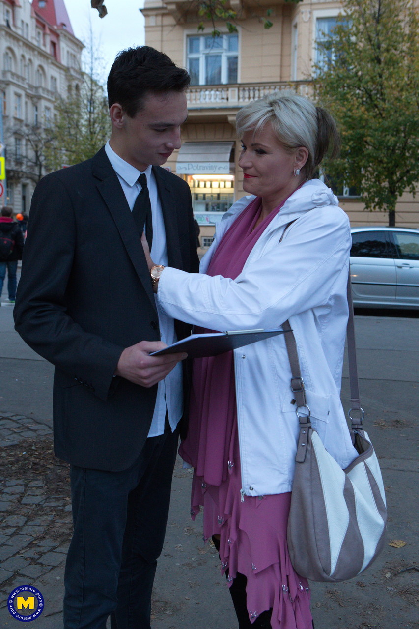 سيدة ناضجة شقراء جذابة ترتبط بفتى لعوب أثناء سفرها