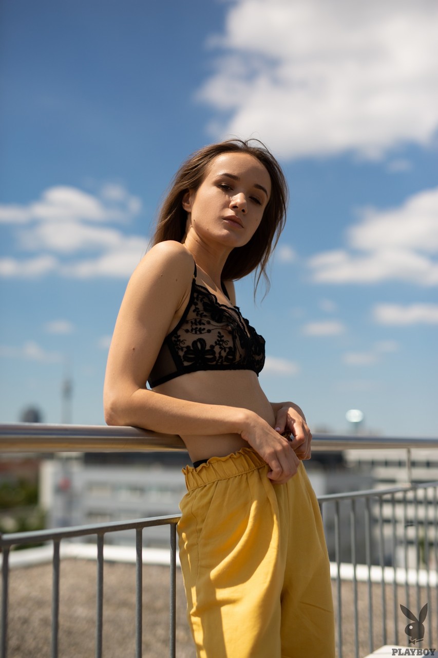 甜蜜的苗条中心折页Vi 腼腆展示她热辣的屁股当她在阳光下摆姿势