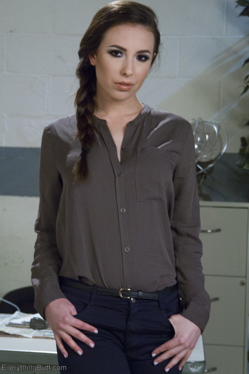 O Agente De Imigração Inspeciona Os Cús De Duas Putas Em Busca De Parafernália Escondida