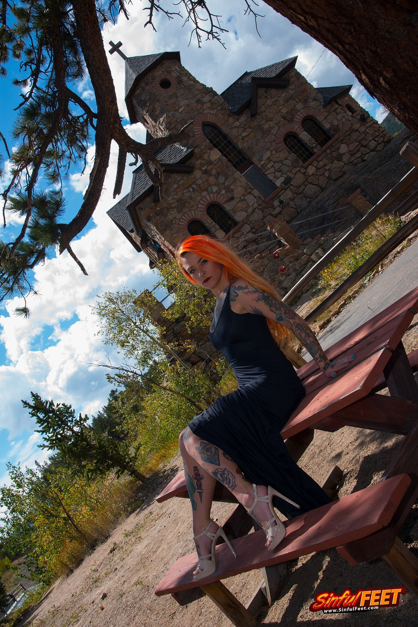 性感纹身美女奎因卡特在公共场所露出热辣的腿和脚