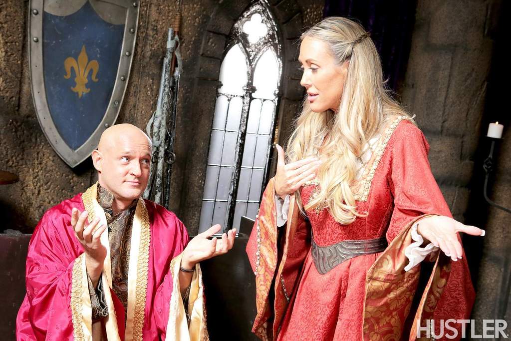 ब्रांडी लव, बड़ी महिला, कॉसप्ले गेम्स के दौरान कड़ी चुदाई पाती है